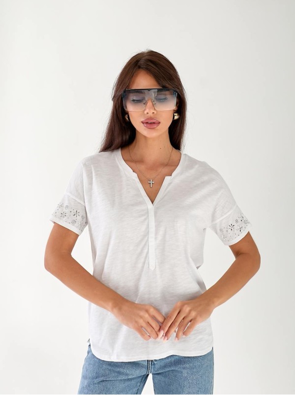Жіноча бавовняна футболка з камінням на рукавах білого кольору