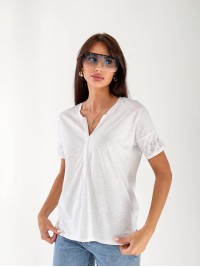 Жіноча бавовняна футболка з камінням на рукавах білого кольору