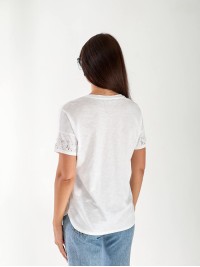 Жіноча бавовняна футболка з камінням на рукавах білого кольору