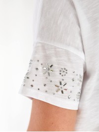 Жіноча бавовняна футболка з камінням на рукавах білого кольору