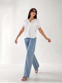 Жіноча бавовняна футболка з камінням на рукавах білого кольору