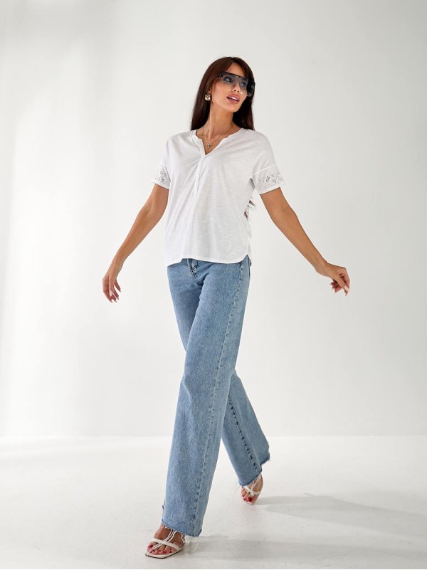 Жіноча бавовняна футболка з камінням на рукавах білого кольору