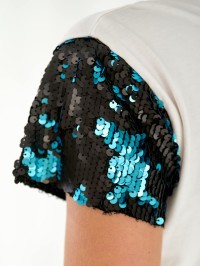 Жіноча бавовняна футболка з паєтками на рукавах білого кольору