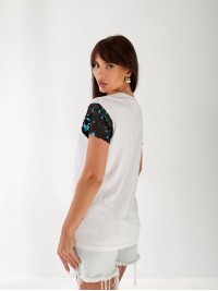 Жіноча бавовняна футболка з паєтками на рукавах білого кольору