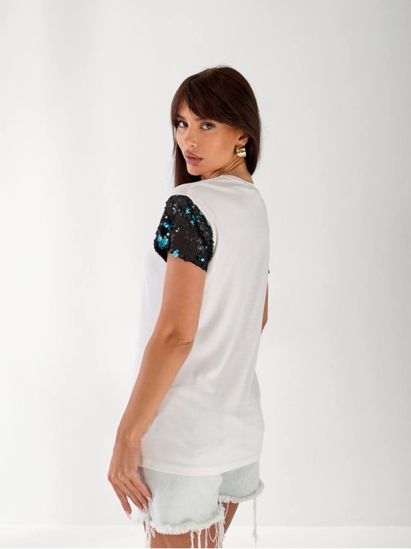 Жіноча бавовняна футболка з паєтками на рукавах білого кольору