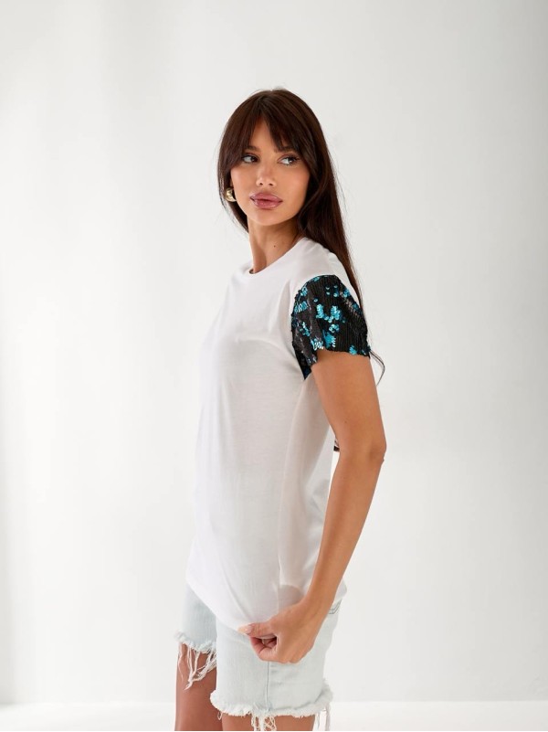 Жіноча бавовняна футболка з паєтками на рукавах білого кольору