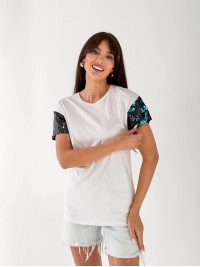 Жіноча бавовняна футболка з паєтками на рукавах білого кольору