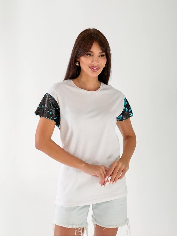 Жіноча бавовняна футболка з паєтками на рукавах білого кольору