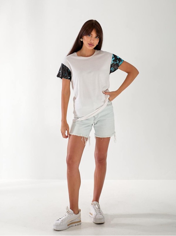 Жіноча бавовняна футболка з паєтками на рукавах білого кольору